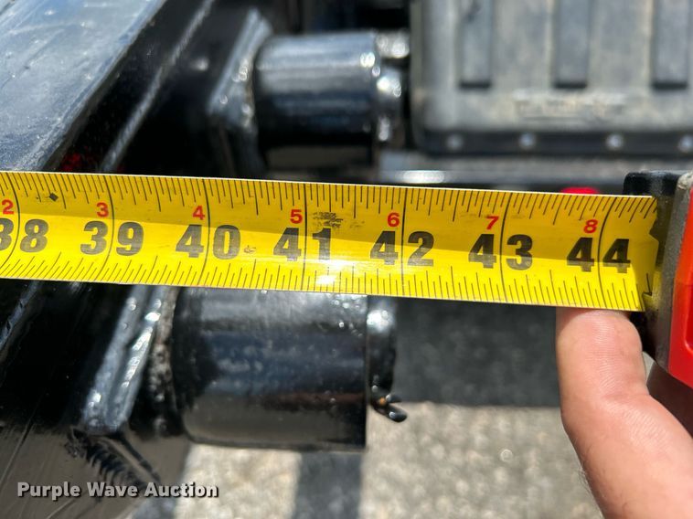 image for item KW9227 2011 Peterbilt 367  roll-off container truck