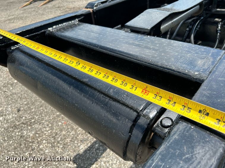 image for item KW9227 2011 Peterbilt 367  roll-off container truck