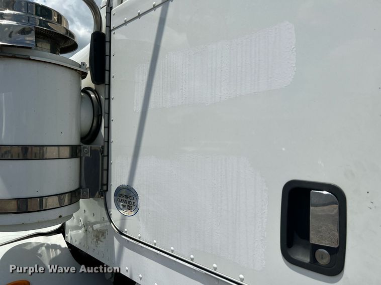 image for item KW9227 2011 Peterbilt 367  roll-off container truck