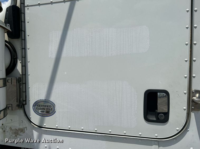 image for item KW9227 2011 Peterbilt 367  roll-off container truck