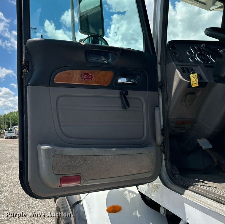 image for item KW9227 2011 Peterbilt 367  roll-off container truck