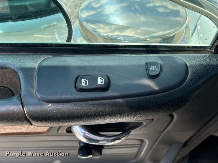 image for item KW9227 2011 Peterbilt 367  roll-off container truck