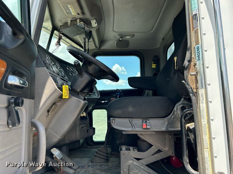 image for item KW9227 2011 Peterbilt 367  roll-off container truck