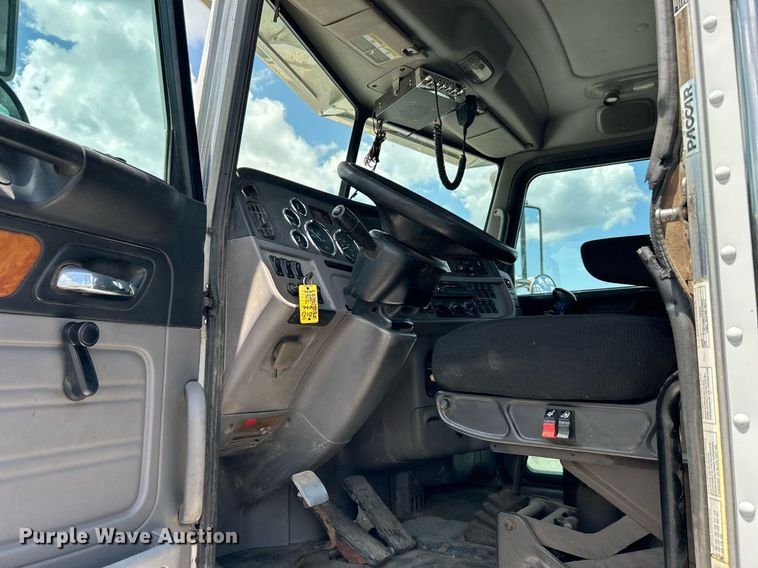 image for item KW9227 2011 Peterbilt 367  roll-off container truck