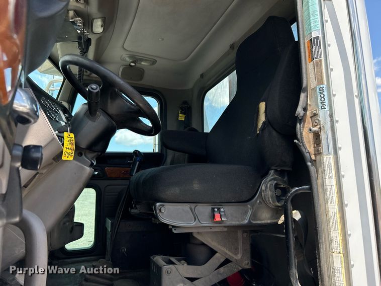 image for item KW9227 2011 Peterbilt 367  roll-off container truck