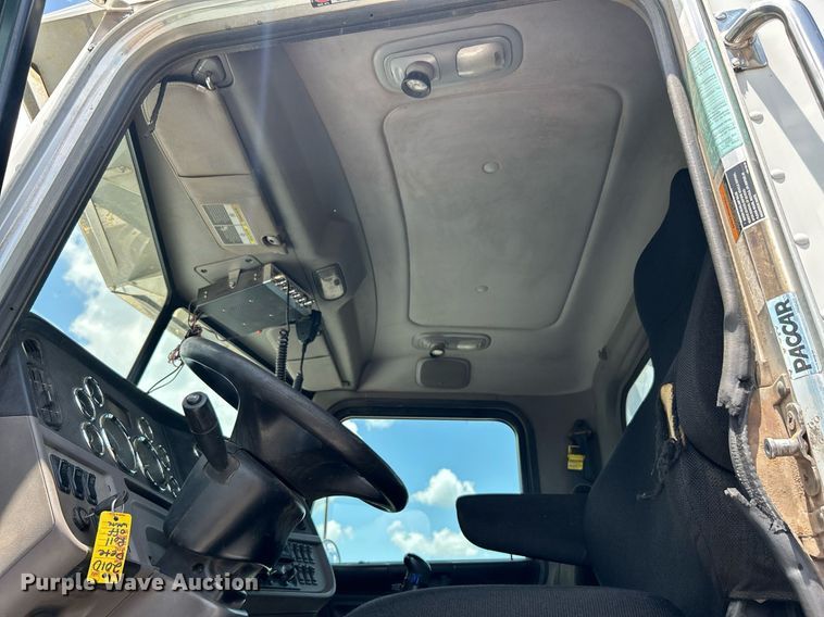 image for item KW9227 2011 Peterbilt 367  roll-off container truck