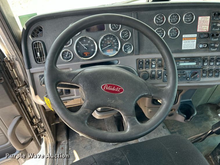 image for item KW9227 2011 Peterbilt 367  roll-off container truck