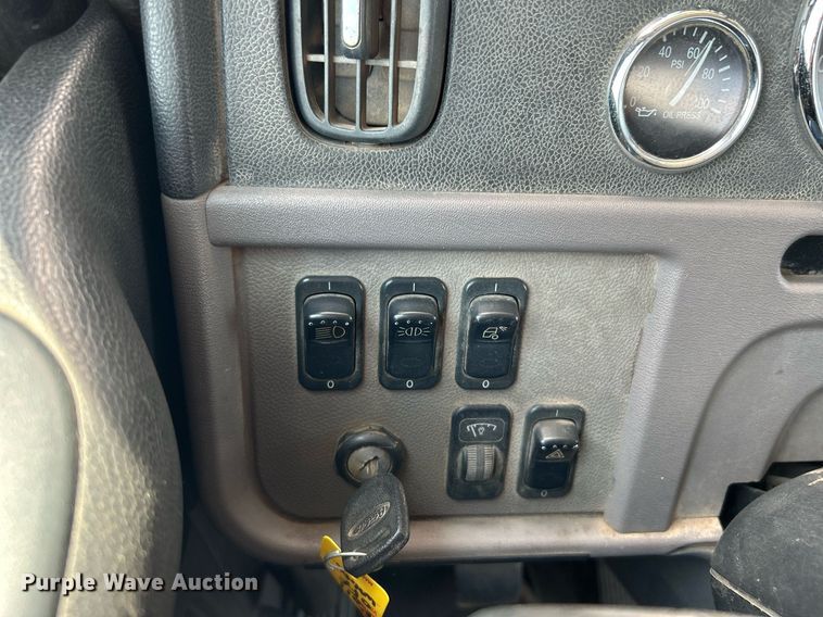 image for item KW9227 2011 Peterbilt 367  roll-off container truck