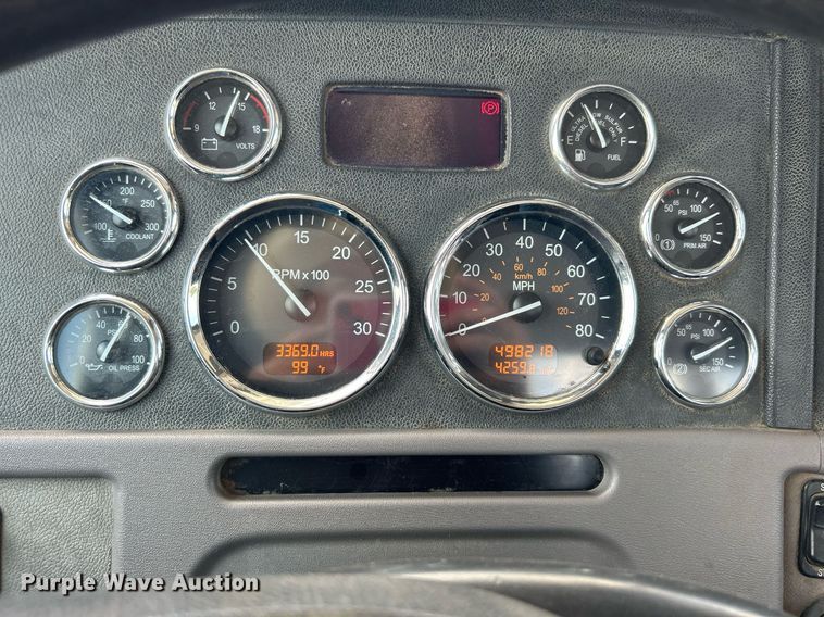 image for item KW9227 2011 Peterbilt 367  roll-off container truck