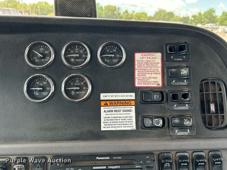 image for item KW9227 2011 Peterbilt 367  roll-off container truck