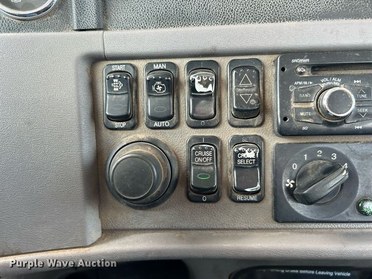 image for item KW9227 2011 Peterbilt 367  roll-off container truck