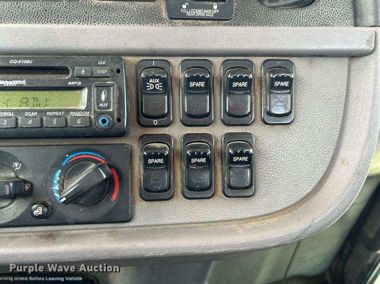 image for item KW9227 2011 Peterbilt 367  roll-off container truck