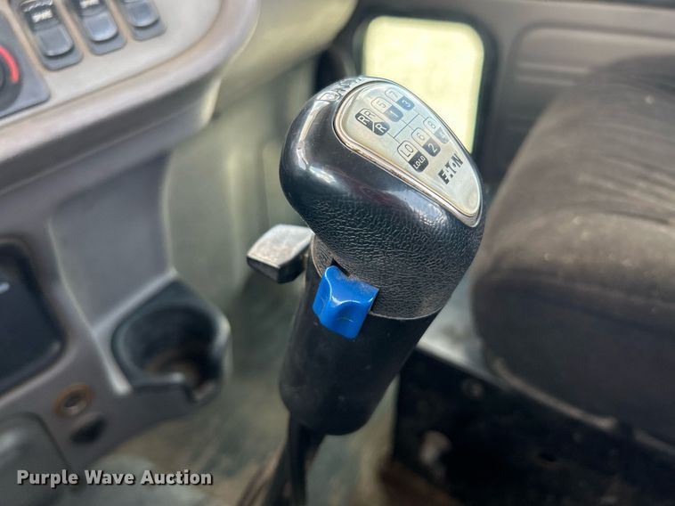 image for item KW9227 2011 Peterbilt 367  roll-off container truck