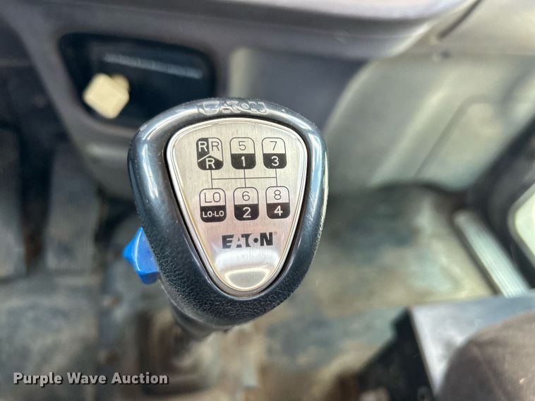 image for item KW9227 2011 Peterbilt 367  roll-off container truck