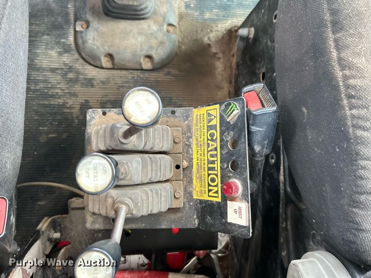 image for item KW9227 2011 Peterbilt 367  roll-off container truck