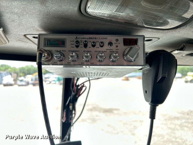 image for item KW9227 2011 Peterbilt 367  roll-off container truck