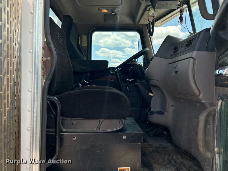 image for item KW9227 2011 Peterbilt 367  roll-off container truck