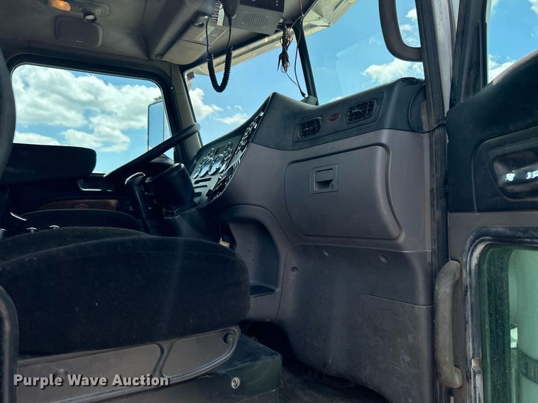 image for item KW9227 2011 Peterbilt 367  roll-off container truck