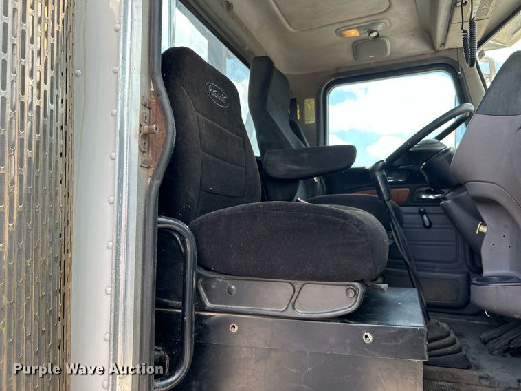 image for item KW9227 2011 Peterbilt 367  roll-off container truck