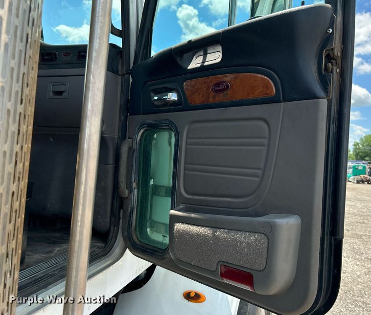 image for item KW9227 2011 Peterbilt 367  roll-off container truck