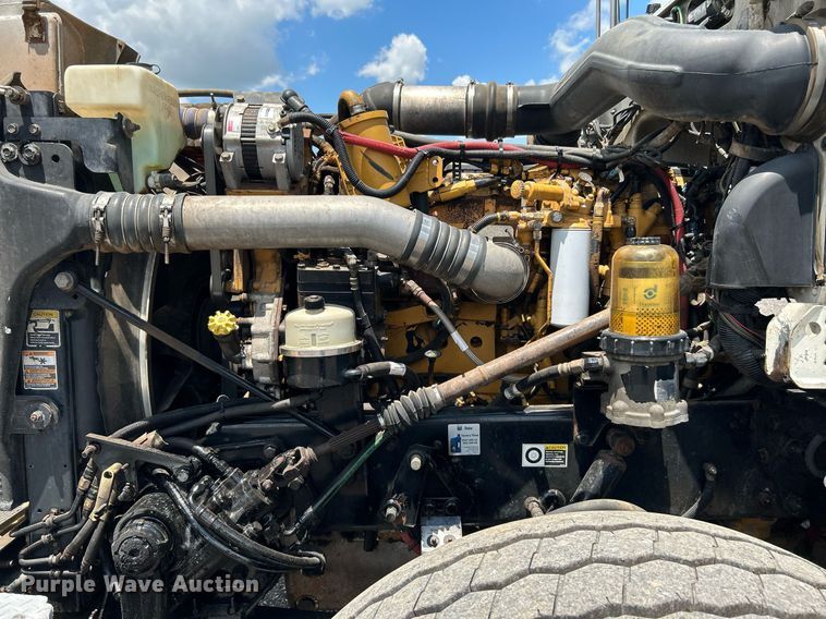 image for item KW9227 2011 Peterbilt 367  roll-off container truck