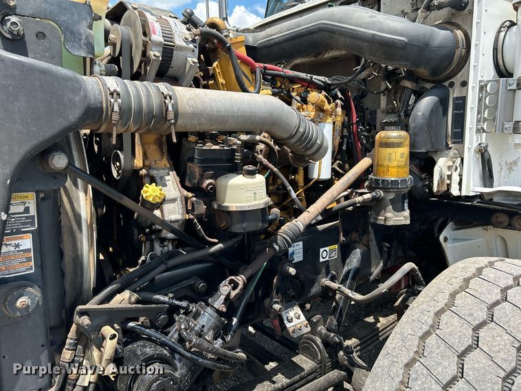 image for item KW9227 2011 Peterbilt 367  roll-off container truck