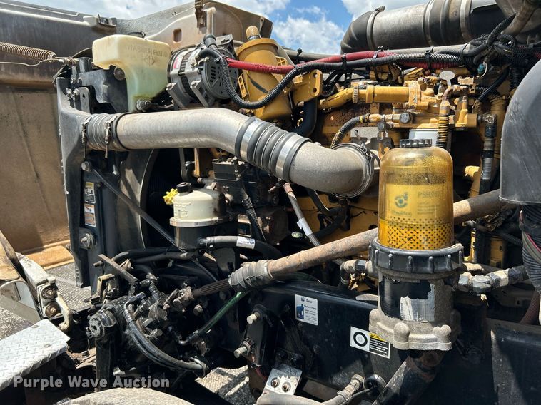 image for item KW9227 2011 Peterbilt 367  roll-off container truck