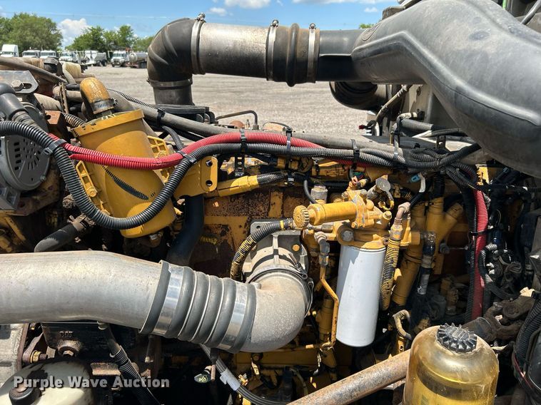 image for item KW9227 2011 Peterbilt 367  roll-off container truck