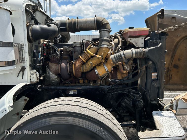 image for item KW9227 2011 Peterbilt 367  roll-off container truck