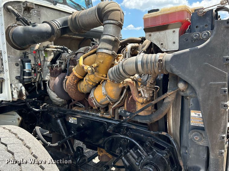 image for item KW9227 2011 Peterbilt 367  roll-off container truck