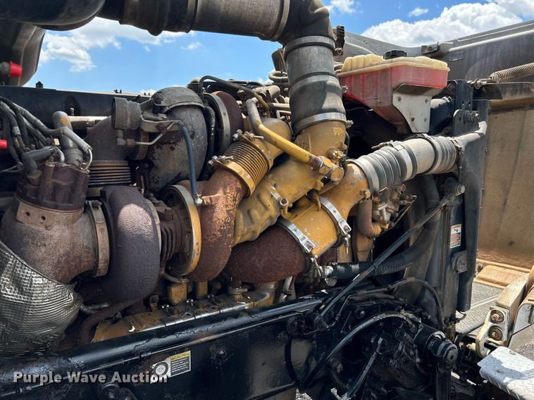 image for item KW9227 2011 Peterbilt 367  roll-off container truck