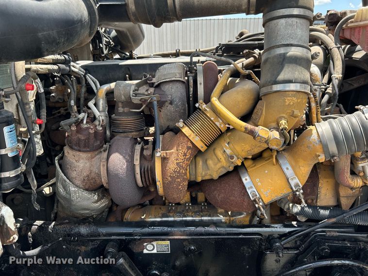 image for item KW9227 2011 Peterbilt 367  roll-off container truck