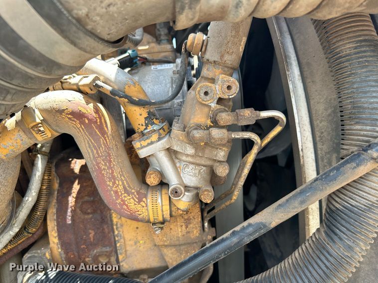 image for item KW9227 2011 Peterbilt 367  roll-off container truck