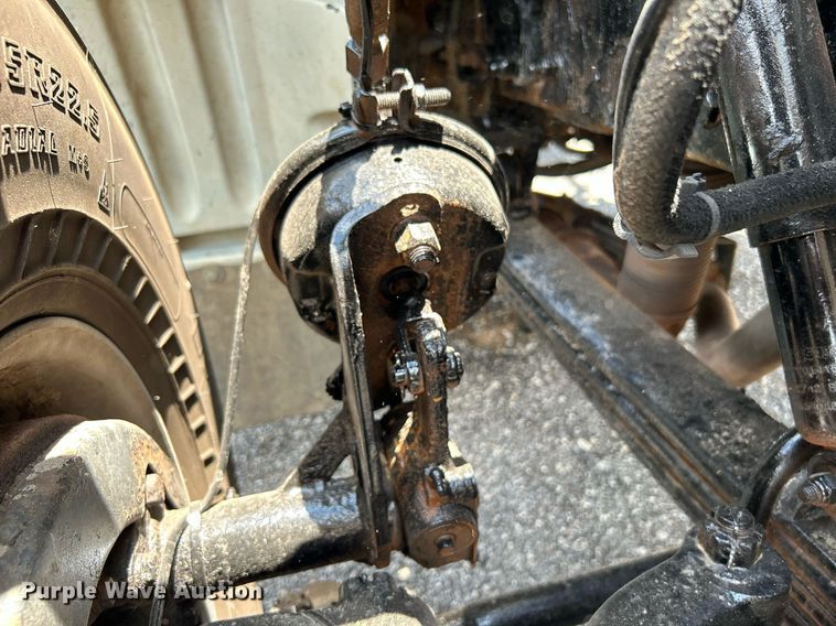 image for item KW9227 2011 Peterbilt 367  roll-off container truck