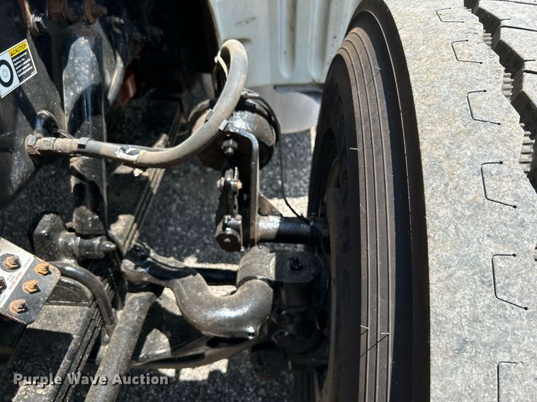 image for item KW9227 2011 Peterbilt 367  roll-off container truck