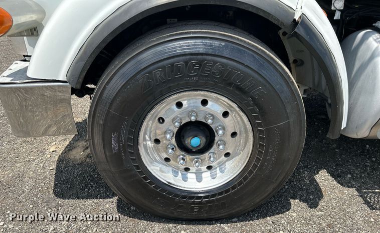 image for item KW9227 2011 Peterbilt 367  roll-off container truck