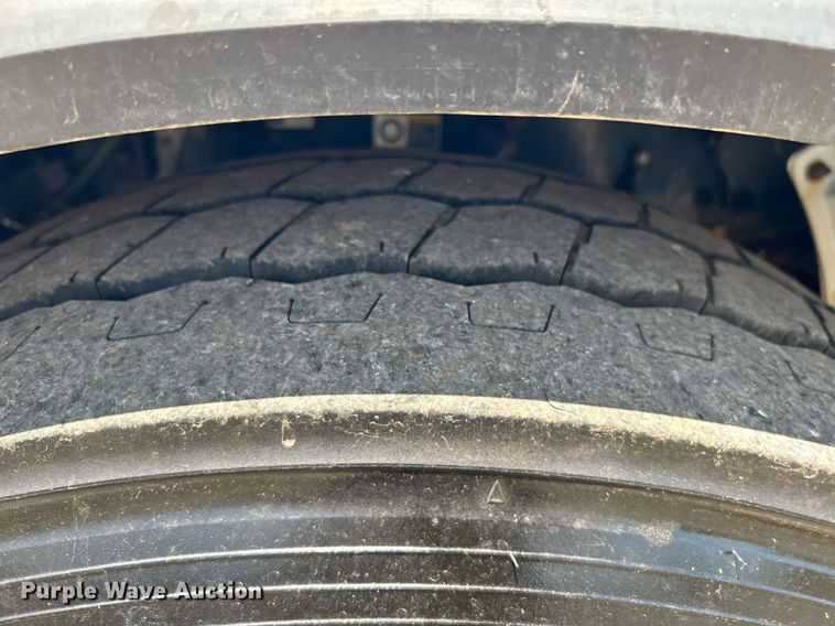 image for item KW9227 2011 Peterbilt 367  roll-off container truck