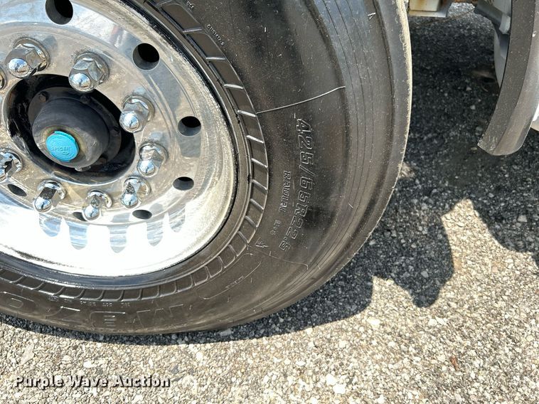 image for item KW9227 2011 Peterbilt 367  roll-off container truck