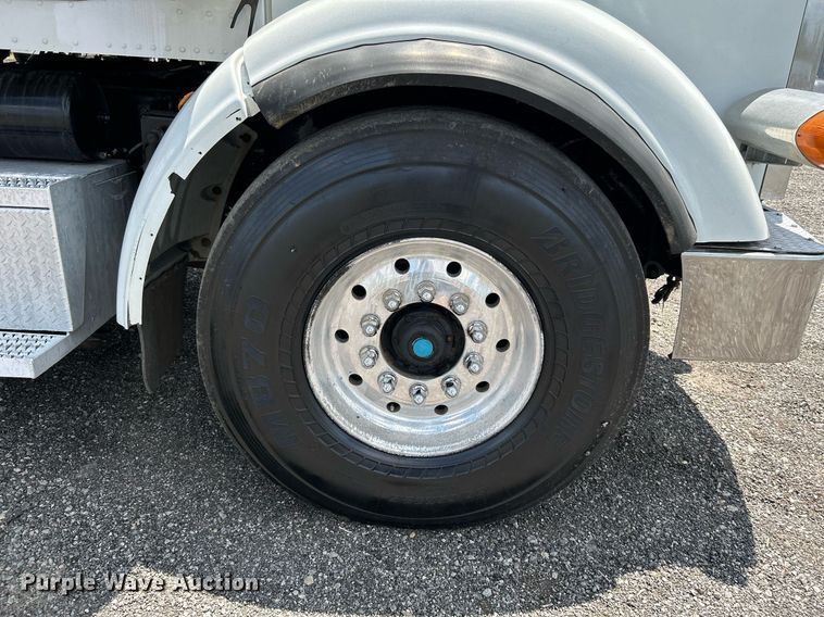 image for item KW9227 2011 Peterbilt 367  roll-off container truck