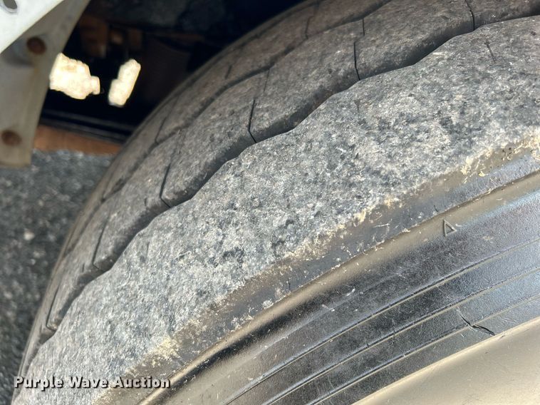 image for item KW9227 2011 Peterbilt 367  roll-off container truck