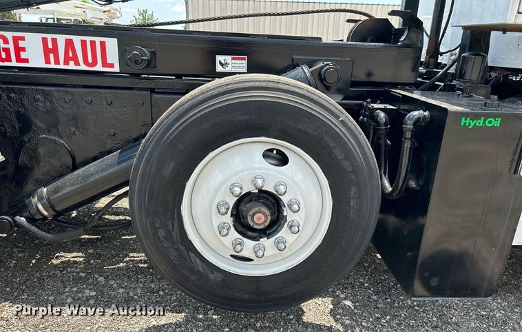 image for item KW9227 2011 Peterbilt 367  roll-off container truck