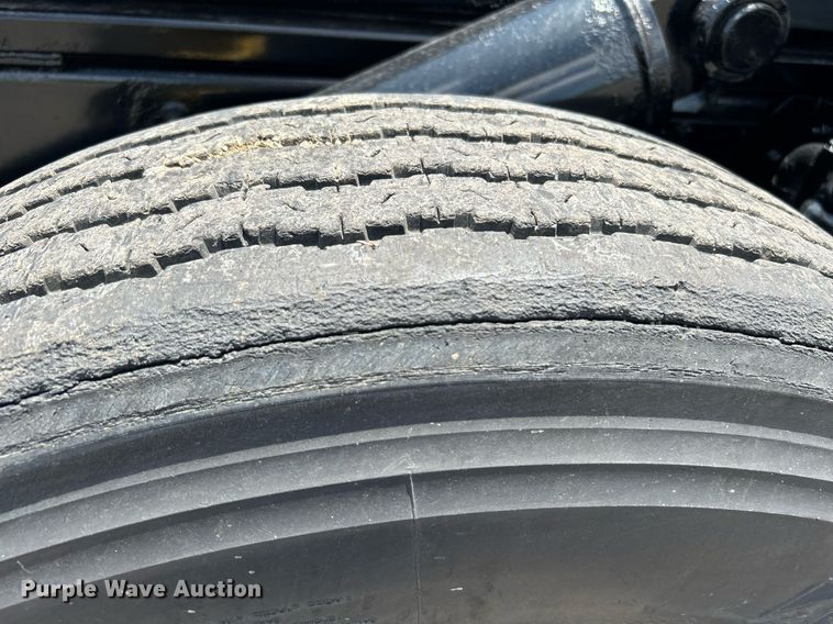 image for item KW9227 2011 Peterbilt 367  roll-off container truck