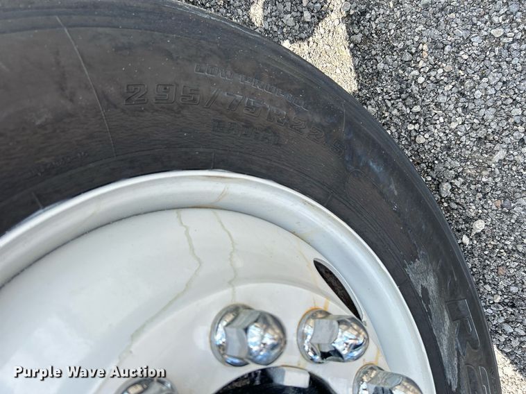 image for item KW9227 2011 Peterbilt 367  roll-off container truck