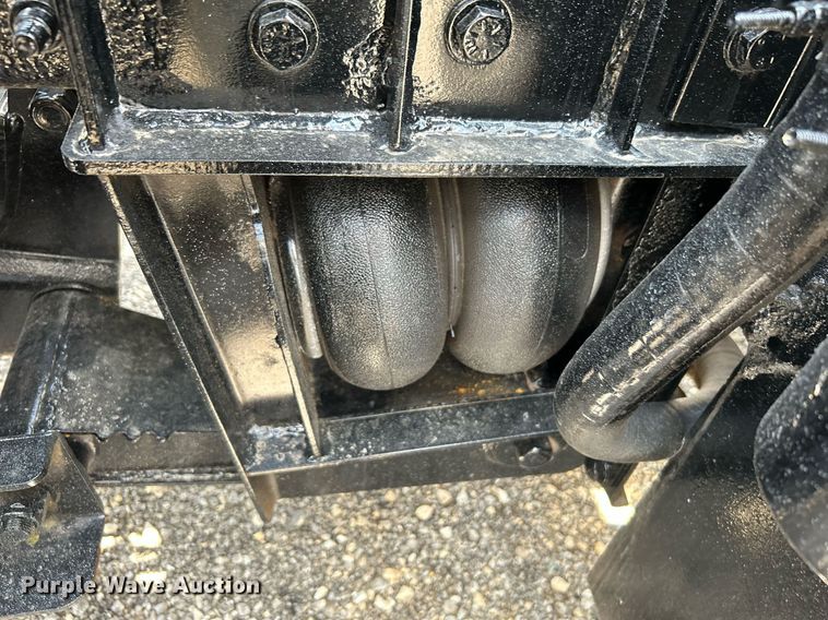 image for item KW9227 2011 Peterbilt 367  roll-off container truck