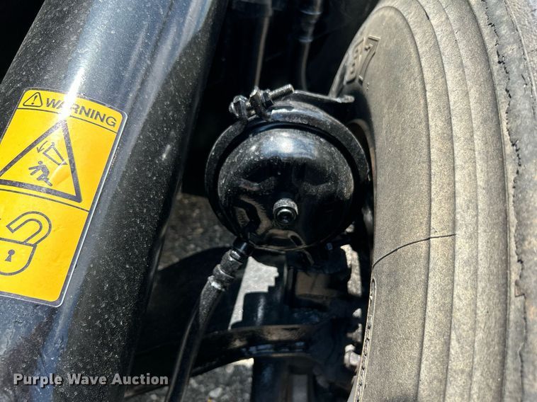 image for item KW9227 2011 Peterbilt 367  roll-off container truck