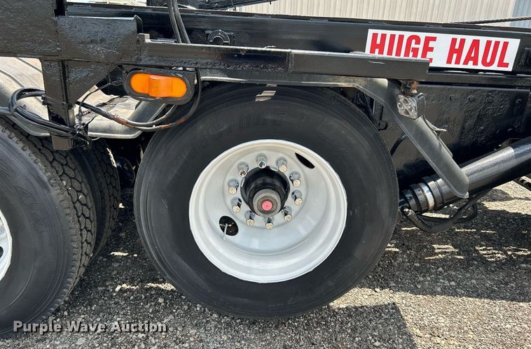 image for item KW9227 2011 Peterbilt 367  roll-off container truck