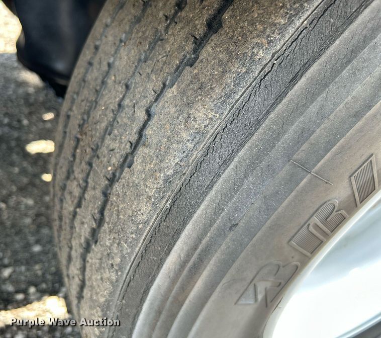 image for item KW9227 2011 Peterbilt 367  roll-off container truck