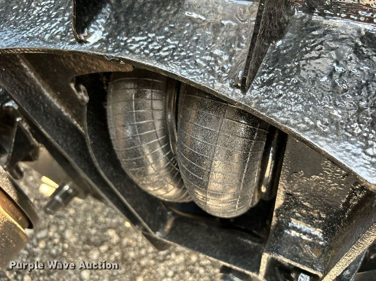 image for item KW9227 2011 Peterbilt 367  roll-off container truck