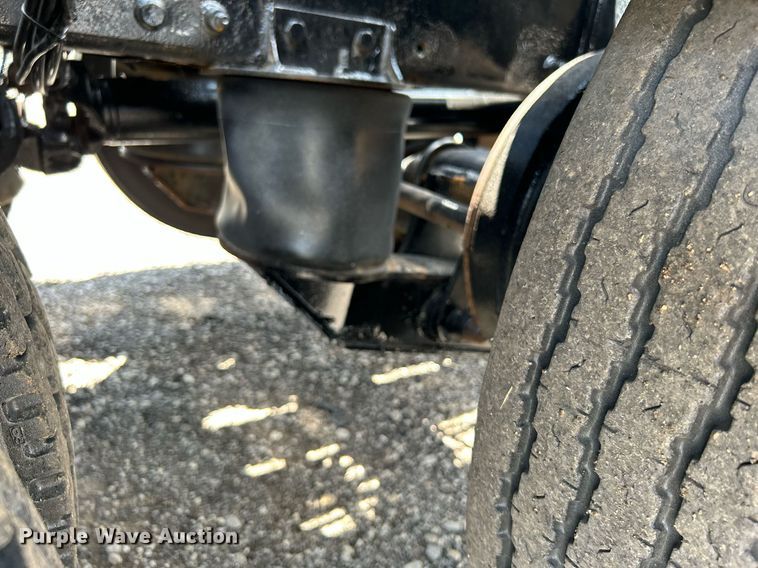 image for item KW9227 2011 Peterbilt 367  roll-off container truck