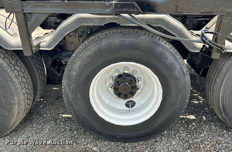 image for item KW9227 2011 Peterbilt 367  roll-off container truck